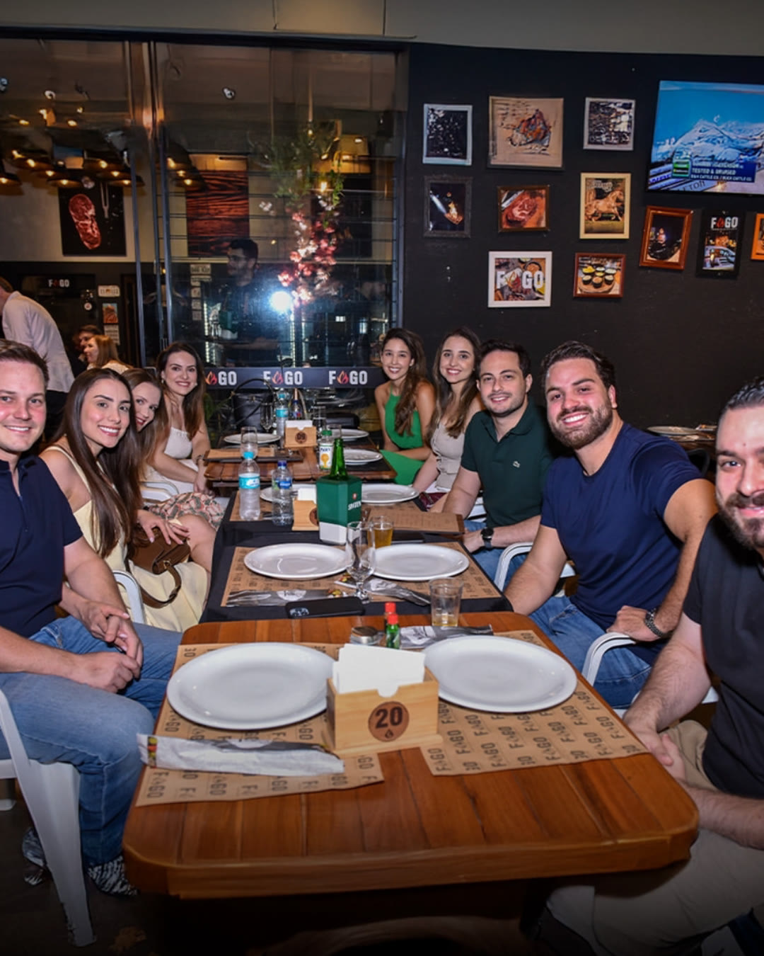 Grupo de amigos reunido na FOGO Sinop
